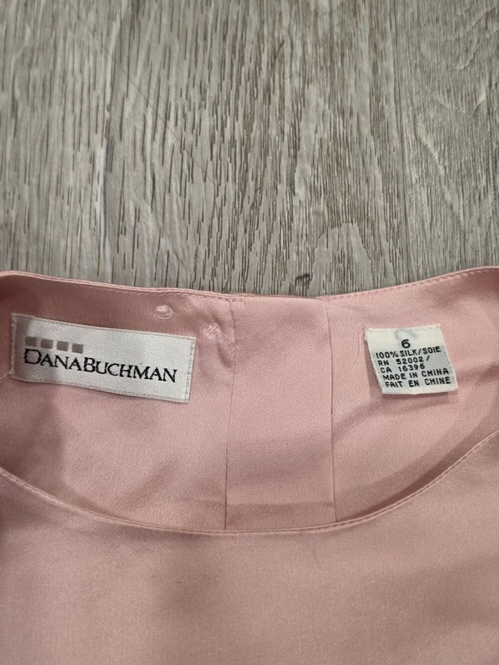 Dana Buchman Pink 100% Silk Long Sleeve Button-Back Blouse Size 6 classy classic - Picture 4 of 7